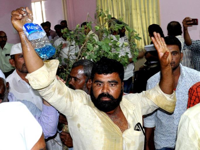 Farmer's Rada at Agriculture Review Meeting for getting compensate cotton | कृषी आढावा बैठकीत शेतक-यांनी कपाशीच्या नुकसान भरपाईसाठी केला आत्मदहनाचा प्रयत्न Farmer's Rada at Agriculture Review Meeting for getting compensate cotton | कृषी आढावा बैठकीत शेतक-यांनी कपाशीच्या नुकसान भरपाईसाठी केला आत्मदहनाचा प्रयत्न