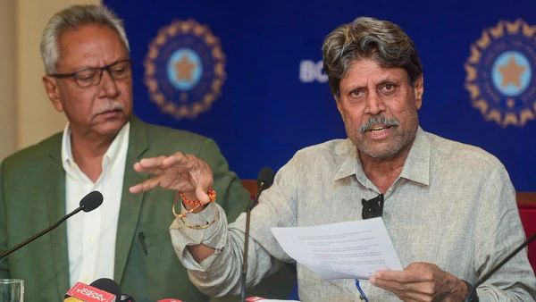 Kapil Dev resigns, Ravi Shastri's coach threatens | कपिल देव यांचा राजीनामा, रवी शास्त्री यांचे प्रशिक्षकपद धोक्यात