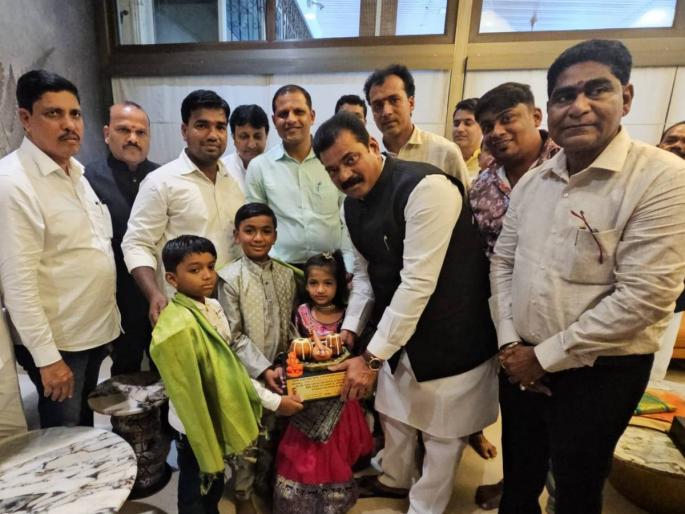 Aamchya Pappani Gampati Aanla song Original singers Mohit Ghorpade and Shaurya Ghorpade felicitated | 'आमच्या पप्पांनी गंपती आणला'चे मूळ गायक मोहित, शौर्य घोरपडेचा केंद्रीय मंत्र्याकडून सन्मान Aamchya Pappani Gampati Aanla song Original singers Mohit Ghorpade and Shaurya Ghorpade felicitated | 'आमच्या पप्पांनी गंपती आणला'चे मूळ गायक मोहित, शौर्य घोरपडेचा केंद्रीय मंत्र्याकडून सन्मान