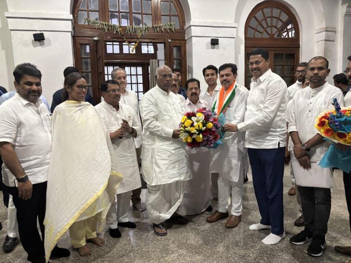Samajwadi Republic Party merges with Congress; EX MLA Kapil Patil Joined party in Delhi Presence of Mallikarjun Kharge, Nana Patole | समाजवादी गणराज्य पक्ष काँग्रेसमध्ये विलीन; कपिल पाटील यांचा दिल्लीत पक्षप्रवेश Samajwadi Republic Party merges with Congress; EX MLA Kapil Patil Joined party in Delhi Presence of Mallikarjun Kharge, Nana Patole | समाजवादी गणराज्य पक्ष काँग्रेसमध्ये विलीन; कपिल पाटील यांचा दिल्लीत पक्षप्रवेश