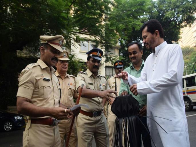 MLA Kapil Patil arrested on the black sky lantern | 'वर्षा'वर काळा आकाश कंदील लावण्याचा प्रयत्न, कपिल पाटील यांना अटक आणि सुटका MLA Kapil Patil arrested on the black sky lantern | 'वर्षा'वर काळा आकाश कंदील लावण्याचा प्रयत्न, कपिल पाटील यांना अटक आणि सुटका