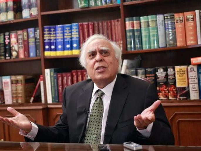 it is the supreme court responsibility to protect its own dignity said of mp kapil sibal | स्वत:च्या प्रतिष्ठेचे रक्षण ही सुप्रीम कोर्टाची जबाबदारी; खासदार कपिल सिब्बल यांचे मत it is the supreme court responsibility to protect its own dignity said of mp kapil sibal | स्वत:च्या प्रतिष्ठेचे रक्षण ही सुप्रीम कोर्टाची जबाबदारी; खासदार कपिल सिब्बल यांचे मत