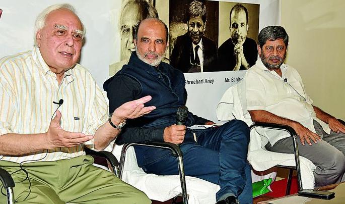 Due to Supreme Court power and the telecom sector are in ruin: Kapil Sibal | सर्वोच्च न्यायालयामुळे उर्जा व ‘टेलिकॉम’ क्षेत्र रसातळाला :कपिल सिब्बल