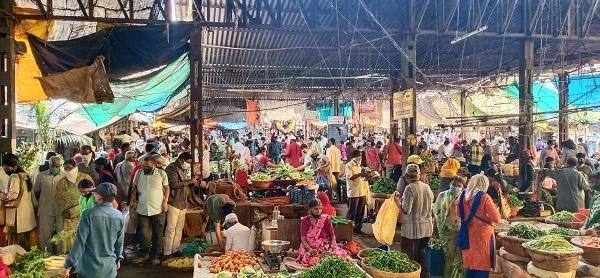 Eggplant 120, tomato 100, okra 80, potato 50 rupees per kg | वांगी १२०, टोमॅटो १००, भेंडी ८०, बटाटा ५० रुपये किलो Eggplant 120, tomato 100, okra 80, potato 50 rupees per kg | वांगी १२०, टोमॅटो १००, भेंडी ८०, बटाटा ५० रुपये किलो