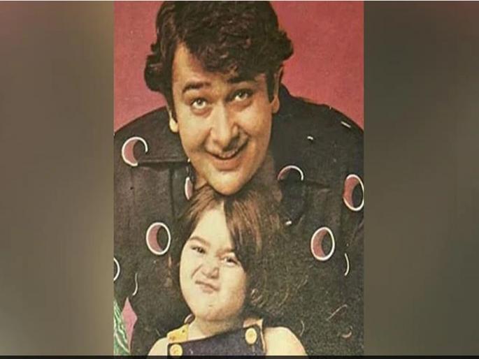 Kareena Or Karisma With Randhir Kapoor? Guess Who's 'Papa's Girl' In This Pic | ओळखा पाहू रणधीर कपूरसोबत या फोटोत असलेली चिमुकली आहे करिश्मा की करिना Kareena Or Karisma With Randhir Kapoor? Guess Who's 'Papa's Girl' In This Pic | ओळखा पाहू रणधीर कपूरसोबत या फोटोत असलेली चिमुकली आहे करिश्मा की करिना
