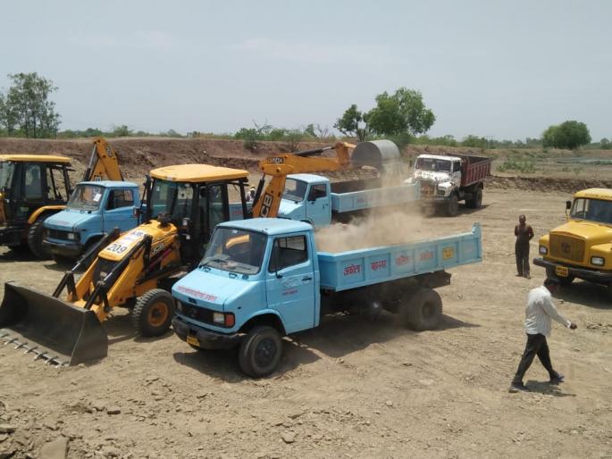 80,000 cubic meters of pile uptake from Kapasi, Shivar Lake | कापशी, शिवर तलावातून ८० हजार घनमीटर गाळाचा उपसा 80,000 cubic meters of pile uptake from Kapasi, Shivar Lake | कापशी, शिवर तलावातून ८० हजार घनमीटर गाळाचा उपसा