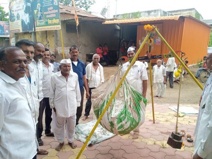Start buying cotton from traders! The highest price was Rs 8100 per quintal near Bor | व्यापाऱ्यांकडून कापसाच्या खरेदीस प्रारंभ! बोरजवळा येथे मिळाला सर्वाधिक ८१०० रूपये क्विंटलचा भाव Start buying cotton from traders! The highest price was Rs 8100 per quintal near Bor | व्यापाऱ्यांकडून कापसाच्या खरेदीस प्रारंभ! बोरजवळा येथे मिळाला सर्वाधिक ८१०० रूपये क्विंटलचा भाव
