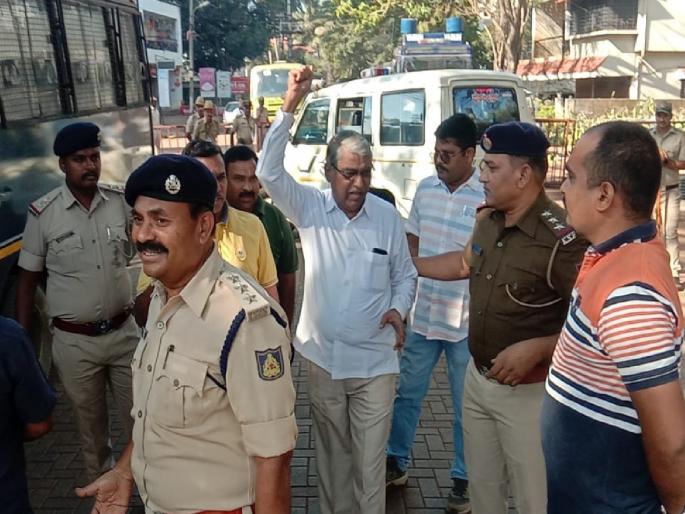 Maharashtra Karnataka Border Dispute: Committee leaders, activists arrested to disrupt gathering of Marathi brothers | Maharashtra Karnataka Border Dispute: मराठी बांधवांचा मेळावा उधळवण्यासाठी समिती नेते, कार्यकर्त्यांची धरपकड Maharashtra Karnataka Border Dispute: Committee leaders, activists arrested to disrupt gathering of Marathi brothers | Maharashtra Karnataka Border Dispute: मराठी बांधवांचा मेळावा उधळवण्यासाठी समिती नेते, कार्यकर्त्यांची धरपकड