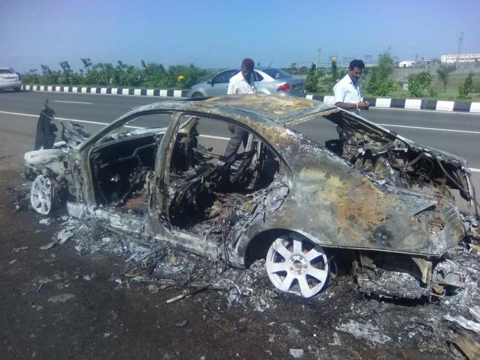 Pune - The car burns on Nashik highway | पुणे - नाशिक महामार्गावर कार जळून खाक