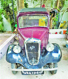 Solapur Market; The rare car of 1938 saw the demand of 11 lakh | Solapur Market; १९३८ सालच्या दुर्मिळ कारला आली ११ लाखांची मागणी Solapur Market; The rare car of 1938 saw the demand of 11 lakh | Solapur Market; १९३८ सालच्या दुर्मिळ कारला आली ११ लाखांची मागणी