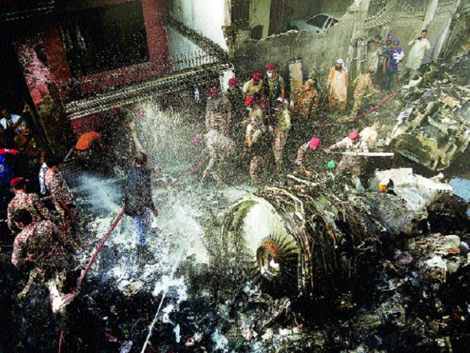 A plane crash in Pakistan has killed at least 45 people and set it on fire after a technical glitch | Pakistan Plane Crash: पाकिस्तानमध्ये विमान कोसळून ४५ जण ठार, तांत्रिक बिघाडानंतर पेटले A plane crash in Pakistan has killed at least 45 people and set it on fire after a technical glitch | Pakistan Plane Crash: पाकिस्तानमध्ये विमान कोसळून ४५ जण ठार, तांत्रिक बिघाडानंतर पेटले
