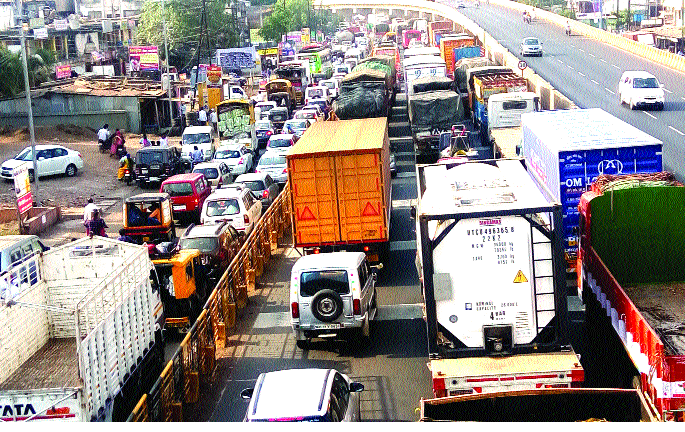 Highway 'highway' at Kolhapur nakal | कोल्हापूर नाक्यावर महामार्ग ‘हायजॅक’