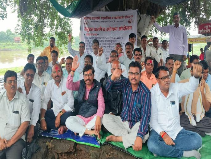 Group secretaries from Vidarbha and Marathwada stage a sit in protest in Karad to demand the payment of outstanding salaries of group secretaries in the state | कऱ्हाडात विदर्भ, मराठवाड्यातील गटसचिवांचे धरणे आंदोलन, नेमक्या मागण्या काय.. वाचा Group secretaries from Vidarbha and Marathwada stage a sit in protest in Karad to demand the payment of outstanding salaries of group secretaries in the state | कऱ्हाडात विदर्भ, मराठवाड्यातील गटसचिवांचे धरणे आंदोलन, नेमक्या मागण्या काय.. वाचा