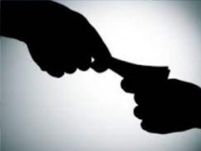 Female housekeeper of government hostel at North Parle in Karad taluka arrested while accepting bribe of Rs 15,000 | शासकीय वसतिगृहाच्या महिला गृहपाल १५ हजारांची लाच स्वीकारताना जेरबंद Female housekeeper of government hostel at North Parle in Karad taluka arrested while accepting bribe of Rs 15,000 | शासकीय वसतिगृहाच्या महिला गृहपाल १५ हजारांची लाच स्वीकारताना जेरबंद