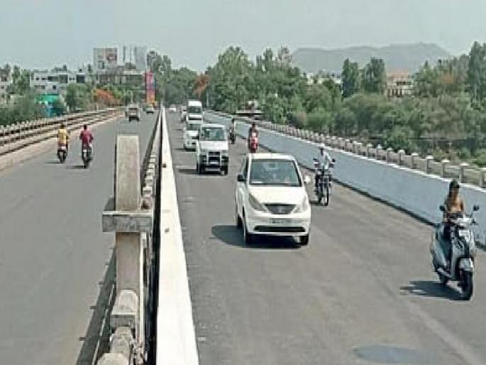 A young man and teacher saved the life of a woman who attempted suicide from a bridge over the Krishna river in karad satara | Satara: कृष्णा नदीवरील पुलावरून आत्महत्येचा प्रयत्न; युवक, शिक्षकाने वाचवले महिलेचे प्राण A young man and teacher saved the life of a woman who attempted suicide from a bridge over the Krishna river in karad satara | Satara: कृष्णा नदीवरील पुलावरून आत्महत्येचा प्रयत्न; युवक, शिक्षकाने वाचवले महिलेचे प्राण