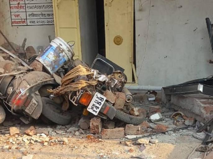 explosion in the house; Five members of the family were seriously injured in the attack. | घरात स्फोट; कऱ्हाडात कुटुंबातील पाचजण गंभीर, भीषण स्फोटाने मुजावर कॉलनी हादरली explosion in the house; Five members of the family were seriously injured in the attack. | घरात स्फोट; कऱ्हाडात कुटुंबातील पाचजण गंभीर, भीषण स्फोटाने मुजावर कॉलनी हादरली