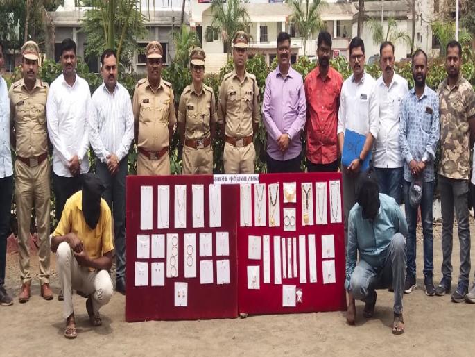 The inn criminals arrested for burglarizing houses in Karad, Half a kilo of gold jewelery seized | Satara: पोलिसांनी वेशांतर करून चोरटे पकडले; अर्धा किलो सोन्याचे दागिने हस्तगत The inn criminals arrested for burglarizing houses in Karad, Half a kilo of gold jewelery seized | Satara: पोलिसांनी वेशांतर करून चोरटे पकडले; अर्धा किलो सोन्याचे दागिने हस्तगत