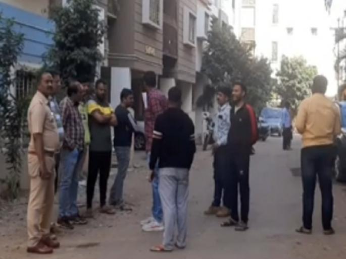 Thieves made off with five lakhs by breaking into a locked flat. Incident in Koyna Colony karad | Satara News: बंद फ्लॅट फोडून चोरट्यांनी पाच लाखांचा ऐवज केला लंपास, कोयना वसाहतीतील घटना Thieves made off with five lakhs by breaking into a locked flat. Incident in Koyna Colony karad | Satara News: बंद फ्लॅट फोडून चोरट्यांनी पाच लाखांचा ऐवज केला लंपास, कोयना वसाहतीतील घटना