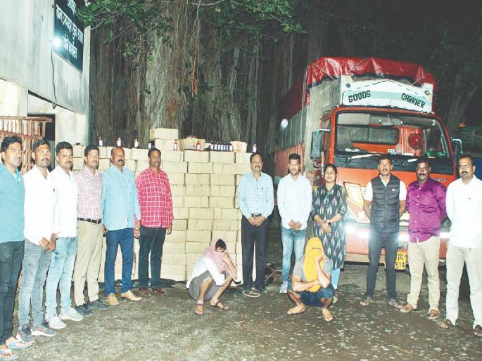 Transport of liquor under sacks of cashew shells, Rs 53 lakh seized in satara | Crime News: काजूच्या टरफलांच्या गोण्या खालून मद्याची वाहतूक, ५३ लाखांचा मुद्देमाल जप्त Transport of liquor under sacks of cashew shells, Rs 53 lakh seized in satara | Crime News: काजूच्या टरफलांच्या गोण्या खालून मद्याची वाहतूक, ५३ लाखांचा मुद्देमाल जप्त
