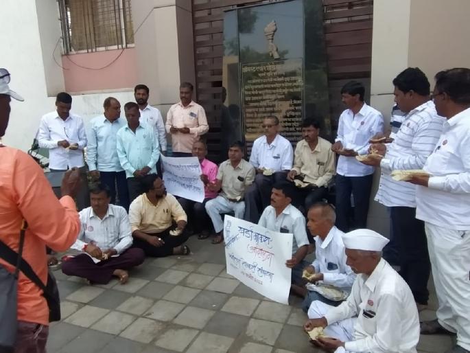 Protest in front of Karad Tehsildar Office of Baliraja Farmers Association | साखर कारखानदार तुपाशी; ऊस उत्पादक शेतकरी उपाशी!, दीपावलीच्या दिवशीच कऱ्हाडात शेतकऱ्यांचे आंदोलन Protest in front of Karad Tehsildar Office of Baliraja Farmers Association | साखर कारखानदार तुपाशी; ऊस उत्पादक शेतकरी उपाशी!, दीपावलीच्या दिवशीच कऱ्हाडात शेतकऱ्यांचे आंदोलन