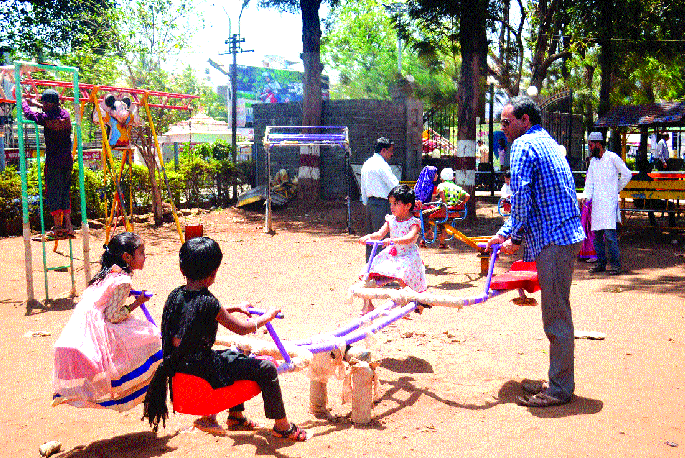 'Games' with kids' lives; 'Threat' to old people | मुलांच्या जीवाशी ‘खेळ’; ज्येष्ठांना ‘धोका’