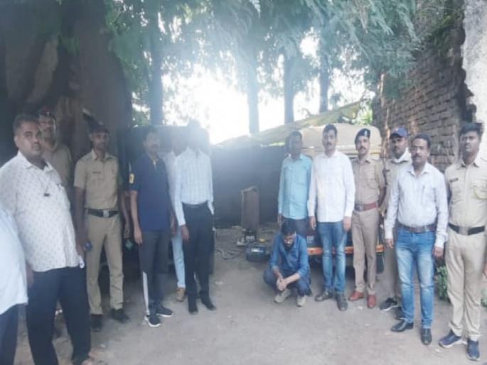 Domestic gas vehicle filling station raided in karad, materials seized along with three rickshaws | Satara: घरगुती गॅस वाहनात भरणाऱ्या अड्ड्यावर छापा, तीन रिक्षांसह साहित्य ताब्यात Domestic gas vehicle filling station raided in karad, materials seized along with three rickshaws | Satara: घरगुती गॅस वाहनात भरणाऱ्या अड्ड्यावर छापा, तीन रिक्षांसह साहित्य ताब्यात