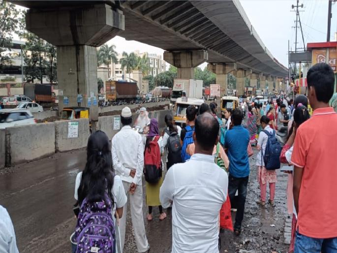 There is a risk of accidents as passengers are stopping on the road at Kolhapur checkpoint which is known as the gateway to Karad and Malkapur cities | Satara: राष्ट्रीय महामार्गबाजुच्या थांब्यावर घोंगावतोय मृत्यू, प्रवासी थांबतात रस्त्यावरच There is a risk of accidents as passengers are stopping on the road at Kolhapur checkpoint which is known as the gateway to Karad and Malkapur cities | Satara: राष्ट्रीय महामार्गबाजुच्या थांब्यावर घोंगावतोय मृत्यू, प्रवासी थांबतात रस्त्यावरच