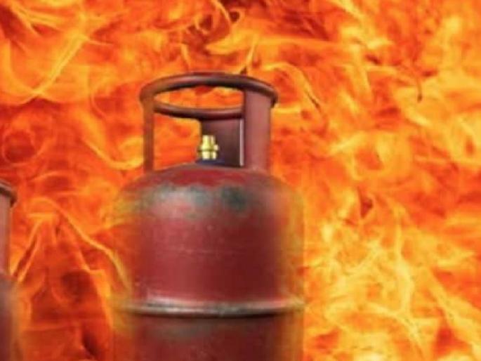 A house burnt down after a gas cylinder exploded at Wing in Karad taluka satara | Satara: स्वयंपाक सुरू असतानाच गॅस सिलिंडरचा भीषण स्फोट; घर जळून खाक; सुदैवाने जीवितहानी टळली  A house burnt down after a gas cylinder exploded at Wing in Karad taluka satara | Satara: स्वयंपाक सुरू असतानाच गॅस सिलिंडरचा भीषण स्फोट; घर जळून खाक; सुदैवाने जीवितहानी टळली