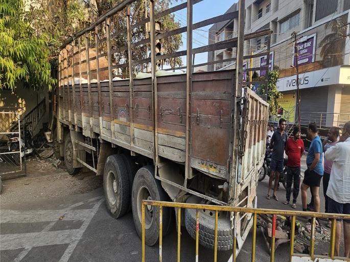the driver lost control of the truck due to brake failure and crashed into two two-wheelers breaking through the wall of the hospital and entering inside In Karad | Satara: ब्रेक निकामी झाल्यामुळे चालकाचा ताबा सुटला, दुचाकींना धडक देत ट्रक रुग्णालयाच्या आवारात घुसला the driver lost control of the truck due to brake failure and crashed into two two-wheelers breaking through the wall of the hospital and entering inside In Karad | Satara: ब्रेक निकामी झाल्यामुळे चालकाचा ताबा सुटला, दुचाकींना धडक देत ट्रक रुग्णालयाच्या आवारात घुसला