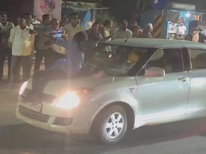 A young woman created a ruckus on the road in the limits of Vijayanagar village on the Karad Patan state highway | Satara: युवतीने वाहने रोखली; बोनेटवर बसून धिंगाणा घातला!, काही काळ वाहतूक झाली होती ठप्प 