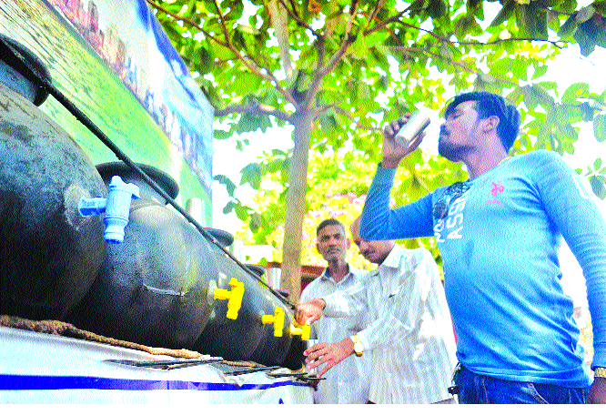 The throat lungs of a crippled person | कºहाडी माणुसकीनं प्रवाशांचा घसा ओलावला