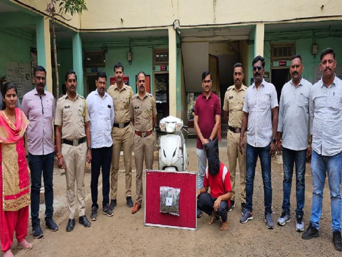 The accused on record was selling ganja on a two wheeler, Karad city police took him into custody | Satara: दुचाकीवरून विकत होता गांजा, कऱ्हाड शहर पोलिसांनी रेकॉर्डवरील आरोपीस घेतले ताब्यात The accused on record was selling ganja on a two wheeler, Karad city police took him into custody | Satara: दुचाकीवरून विकत होता गांजा, कऱ्हाड शहर पोलिसांनी रेकॉर्डवरील आरोपीस घेतले ताब्यात