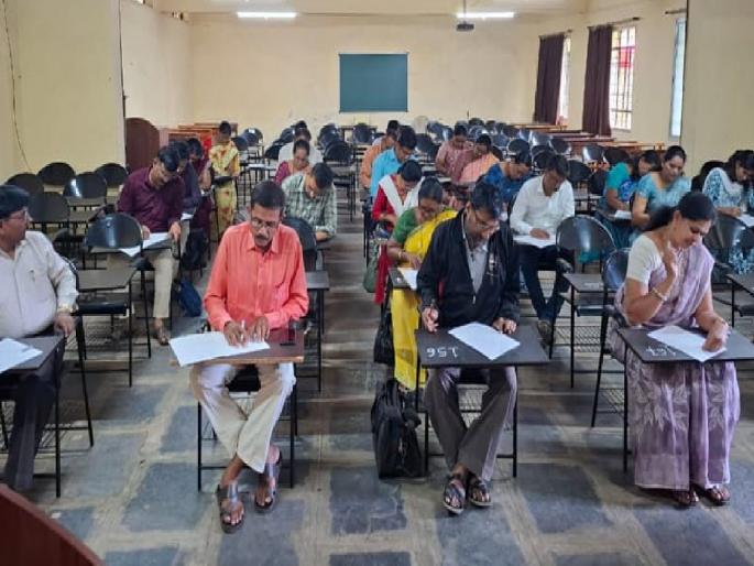 Karad Education Board conducts teacher exams to implement new education policy | 'गुरुजीं'चीच झाली परीक्षा!, नवीन शैक्षणिक धोरणाच्या अंमलबजावणीसाठी राज्यात 'या' खासगी संस्थेने राबवला पहिलाच प्रयोग Karad Education Board conducts teacher exams to implement new education policy | 'गुरुजीं'चीच झाली परीक्षा!, नवीन शैक्षणिक धोरणाच्या अंमलबजावणीसाठी राज्यात 'या' खासगी संस्थेने राबवला पहिलाच प्रयोग