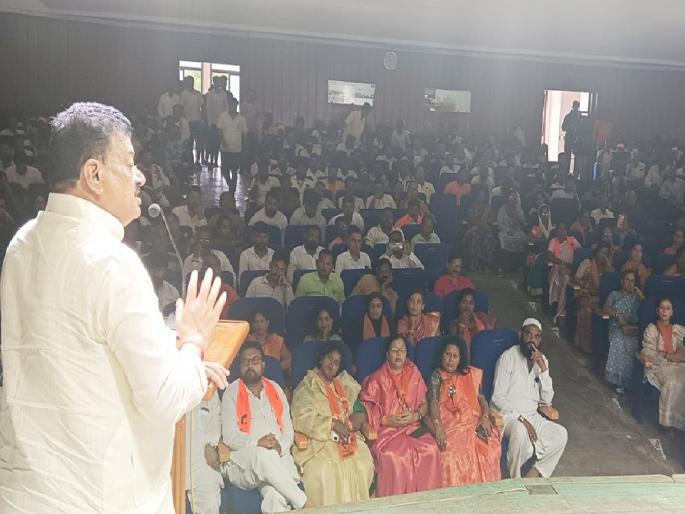 Shiv Sena Uddhav Balasaheb Thackeray party's office bearers verbally clashed at a meeting in Satara and Karad of Sangli district | Satara: याला हटवा, त्याला काढा; 'उध्दव'सेनेच्या मेळाव्यात राडा! Shiv Sena Uddhav Balasaheb Thackeray party's office bearers verbally clashed at a meeting in Satara and Karad of Sangli district | Satara: याला हटवा, त्याला काढा; 'उध्दव'सेनेच्या मेळाव्यात राडा!