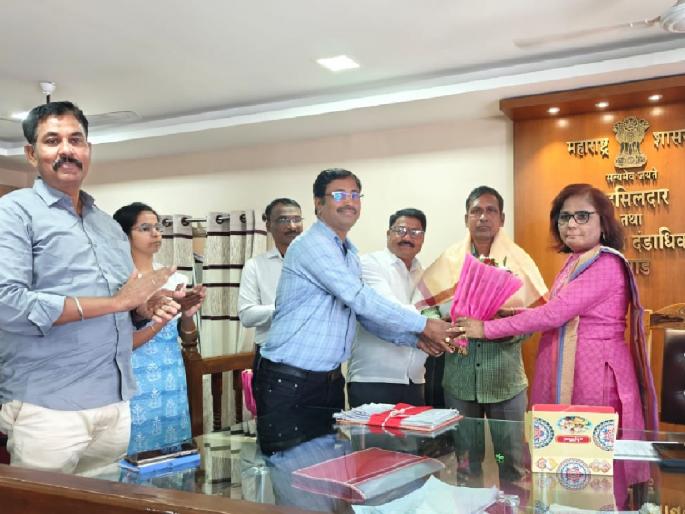 Sambhaji Balkrishna Karande, a farmer from Yelgaon in Karhad taluka, donated land to the Revenue Administration for Talathi, Mandal Adhikari office | Satara: येळगावच्या शेतकऱ्याने जमीन दिली महसूल खात्याला दान Sambhaji Balkrishna Karande, a farmer from Yelgaon in Karhad taluka, donated land to the Revenue Administration for Talathi, Mandal Adhikari office | Satara: येळगावच्या शेतकऱ्याने जमीन दिली महसूल खात्याला दान