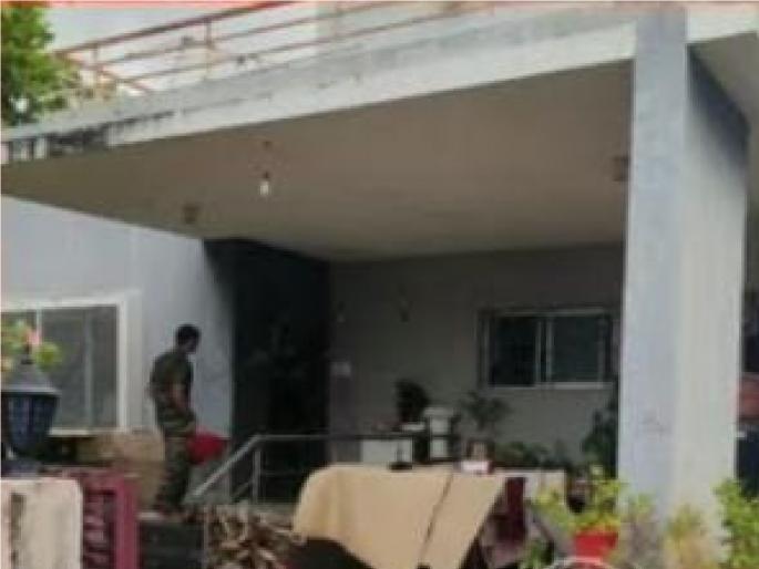 Robbery at doctor house in Karad; Robbed at knifepoint | कराडात डॉक्टरच्या घरावर दरोडा; चाकूचा धाक दाखवून लुटले Robbery at doctor house in Karad; Robbed at knifepoint | कराडात डॉक्टरच्या घरावर दरोडा; चाकूचा धाक दाखवून लुटले