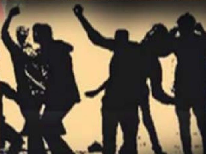 Tension between two groups of youth in Karad city, Swords and stone pelting by mob | Satara: कऱ्हाडात दोन गटांत राडा, तलवारी नाचवत जमावाकडून दगडफेक; आठ जण ताब्यात Tension between two groups of youth in Karad city, Swords and stone pelting by mob | Satara: कऱ्हाडात दोन गटांत राडा, तलवारी नाचवत जमावाकडून दगडफेक; आठ जण ताब्यात