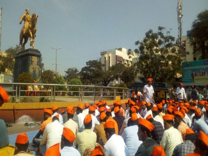 'Hindu Ekta's protest against Police department over love jihad | लव्ह जिहाद विरोधातील रॅलीच्या मागणीसाठी 'हिंदू एकता'चे क-हाडात उपोषण 'Hindu Ekta's protest against Police department over love jihad | लव्ह जिहाद विरोधातील रॅलीच्या मागणीसाठी 'हिंदू एकता'चे क-हाडात उपोषण