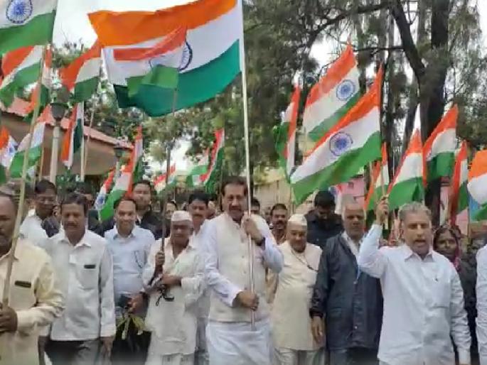 Tricolor Padayatra organized by Congress on the occasion of Amrut Mahotsav of Independence at Karad | कराडात काँग्रेसच्या तिरंगा पदयात्रेला उस्फूर्त प्रतिसाद, पृथ्वीराज चव्हाणांनी युवा पिढीला केलं 'हे' आवाहन Tricolor Padayatra organized by Congress on the occasion of Amrut Mahotsav of Independence at Karad | कराडात काँग्रेसच्या तिरंगा पदयात्रेला उस्फूर्त प्रतिसाद, पृथ्वीराज चव्हाणांनी युवा पिढीला केलं 'हे' आवाहन