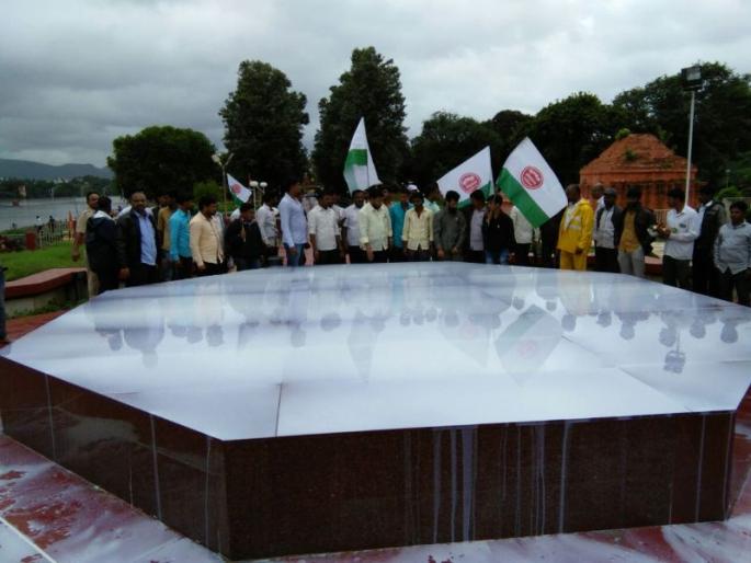 Swabhimani Shetkari Sanghatana activists pour milk at the memorial of Maharashtra's first Chief Minister late Y.B. Chavan in karad | यशवंतराव चव्हाणांच्या स्मृतिस्थळास ‘स्वाभिमानी’कडून दुग्धाभिषेक Swabhimani Shetkari Sanghatana activists pour milk at the memorial of Maharashtra's first Chief Minister late Y.B. Chavan in karad | यशवंतराव चव्हाणांच्या स्मृतिस्थळास ‘स्वाभिमानी’कडून दुग्धाभिषेक