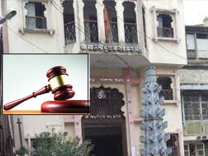 The abbot of the Karhadkar Math was forced to do forced labour, and the trustees were fatally attacked | कऱ्हाडकर मठाच्या मठाधिपतीला सक्तमजुरी, विश्वस्तांवर केला होता जीवघेणा हल्ला The abbot of the Karhadkar Math was forced to do forced labour, and the trustees were fatally attacked | कऱ्हाडकर मठाच्या मठाधिपतीला सक्तमजुरी, विश्वस्तांवर केला होता जीवघेणा हल्ला