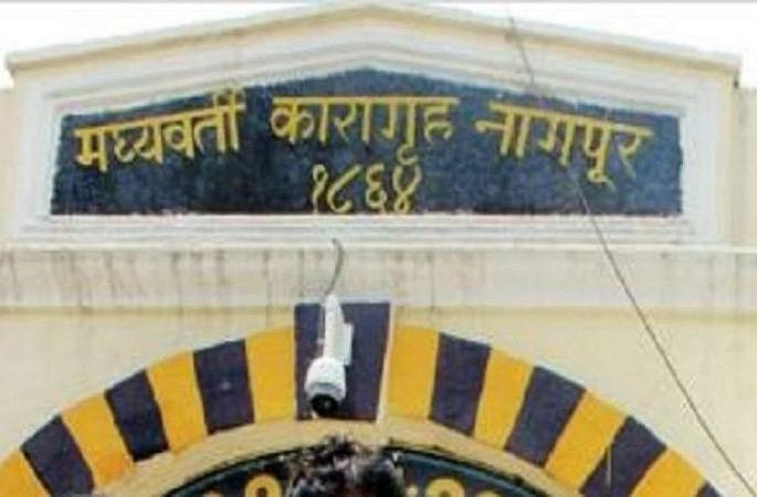 Exciting! Cell phone, battery seized from prison inmate's underwear | खळबळजनक! कारागृहातील कैद्याच्या अंतर्वस्त्रातून मोबाईल, बॅटरी जप्त Exciting! Cell phone, battery seized from prison inmate's underwear | खळबळजनक! कारागृहातील कैद्याच्या अंतर्वस्त्रातून मोबाईल, बॅटरी जप्त