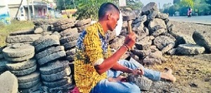 The story of the artisans: The struggle that clings to life does not go away | कहाणी कारागीरांची : आयुष्याला चिकटलेलं संघर्षाचं 'जातं' जाता 'जात' नाही The story of the artisans: The struggle that clings to life does not go away | कहाणी कारागीरांची : आयुष्याला चिकटलेलं संघर्षाचं 'जातं' जाता 'जात' नाही