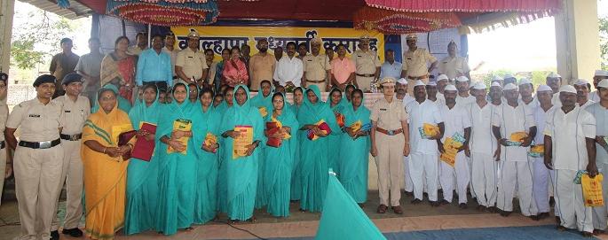 Kolhapur: Even though you are a prisoner, you are lucky: Mahesh Jadhav | कोल्हापूर : बंदिवान असला तरी तुम्ही भाग्यवान  :  महेश जाधव Kolhapur: Even though you are a prisoner, you are lucky: Mahesh Jadhav | कोल्हापूर : बंदिवान असला तरी तुम्ही भाग्यवान  :  महेश जाधव