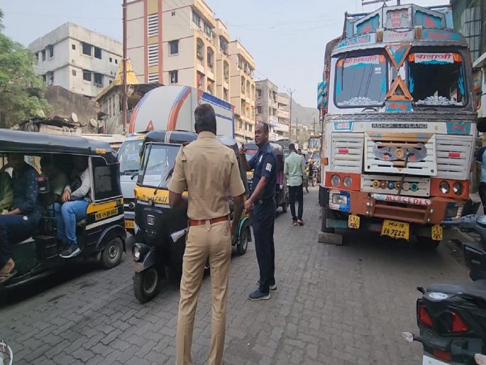 Fatal accident at Tulinj Road, Nalasopara One dead and eight injured | नालासोपाऱ्याच्या तुळींज रोड येथे भीषण अपघात; एकाचा मृत्यू तर आठ जण जखमी Fatal accident at Tulinj Road, Nalasopara One dead and eight injured | नालासोपाऱ्याच्या तुळींज रोड येथे भीषण अपघात; एकाचा मृत्यू तर आठ जण जखमी