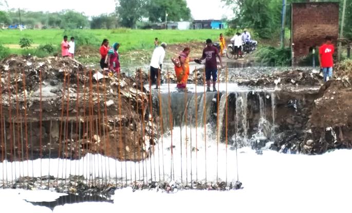 Trees collapsed, roads collapsed, water stagnated on Maidan | झाडं कोसळली, रस्ते खचले, मैैदानावर साचलं पाणी Trees collapsed, roads collapsed, water stagnated on Maidan | झाडं कोसळली, रस्ते खचले, मैैदानावर साचलं पाणी