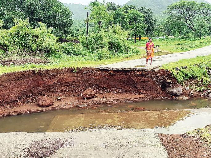 The bridge at Karambeli collapsed | करंबेळी येथील पूल कोसळला; वाहतुकीवर परिणाम The bridge at Karambeli collapsed | करंबेळी येथील पूल कोसळला; वाहतुकीवर परिणाम