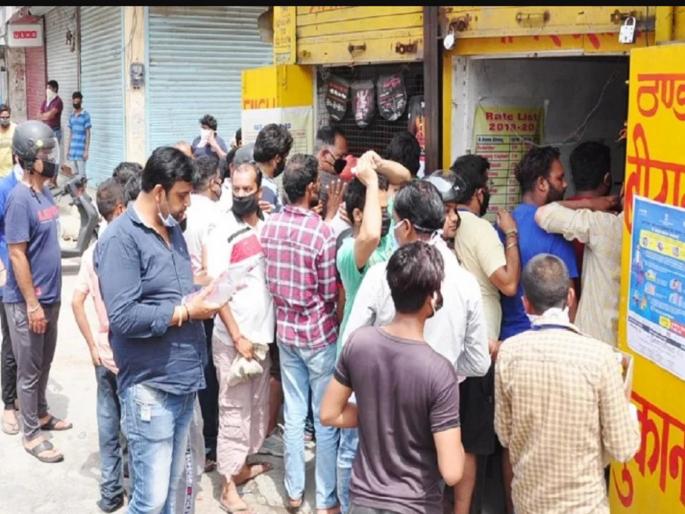 Kapil Sharma, Karan Wahi and malaika arora condemn people for now following lockdown rules at liquor shops PSC | दारू विक्रीसाठी झालेल्या गर्दीमुळे सेलिब्रेटींनी व्यक्त केला संताप, सरकारकडे केली ही मागणी