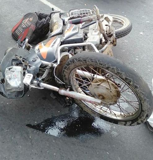 Two-wheeler trucks accident; Youth killed on the spot | कारंजा-शेलू रस्त्यावर ट्रकची दुचाकीला धडक; युवक जागीच ठार Two-wheeler trucks accident; Youth killed on the spot | कारंजा-शेलू रस्त्यावर ट्रकची दुचाकीला धडक; युवक जागीच ठार