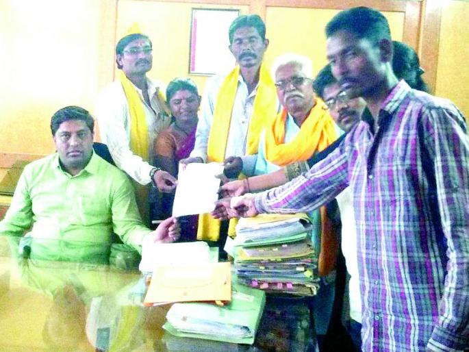 Karanja Lad: Give 'D' the status of the living space: The demand for citizens in the area of the Mahurves | कारंजा लाड : राहत्या जागेचा नमुना ‘ड’ द्या : माहुरवेस परिसरातील नागरिकांची मागणी Karanja Lad: Give 'D' the status of the living space: The demand for citizens in the area of the Mahurves | कारंजा लाड : राहत्या जागेचा नमुना ‘ड’ द्या : माहुरवेस परिसरातील नागरिकांची मागणी